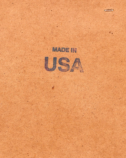 Hauptstadt Möblerei H840 Finish Oberfläche mit aufgedrucktem Made in USA Stempel auf braunem Holzwerkstoff