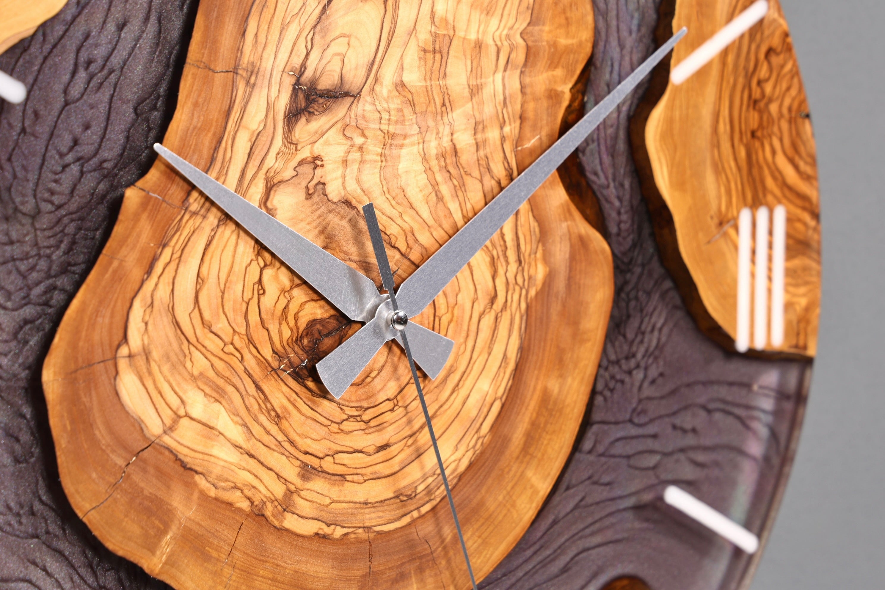 Horloge murale élégante en résine époxy faite à la main, motif olivier, horloge analogique grise en époxy