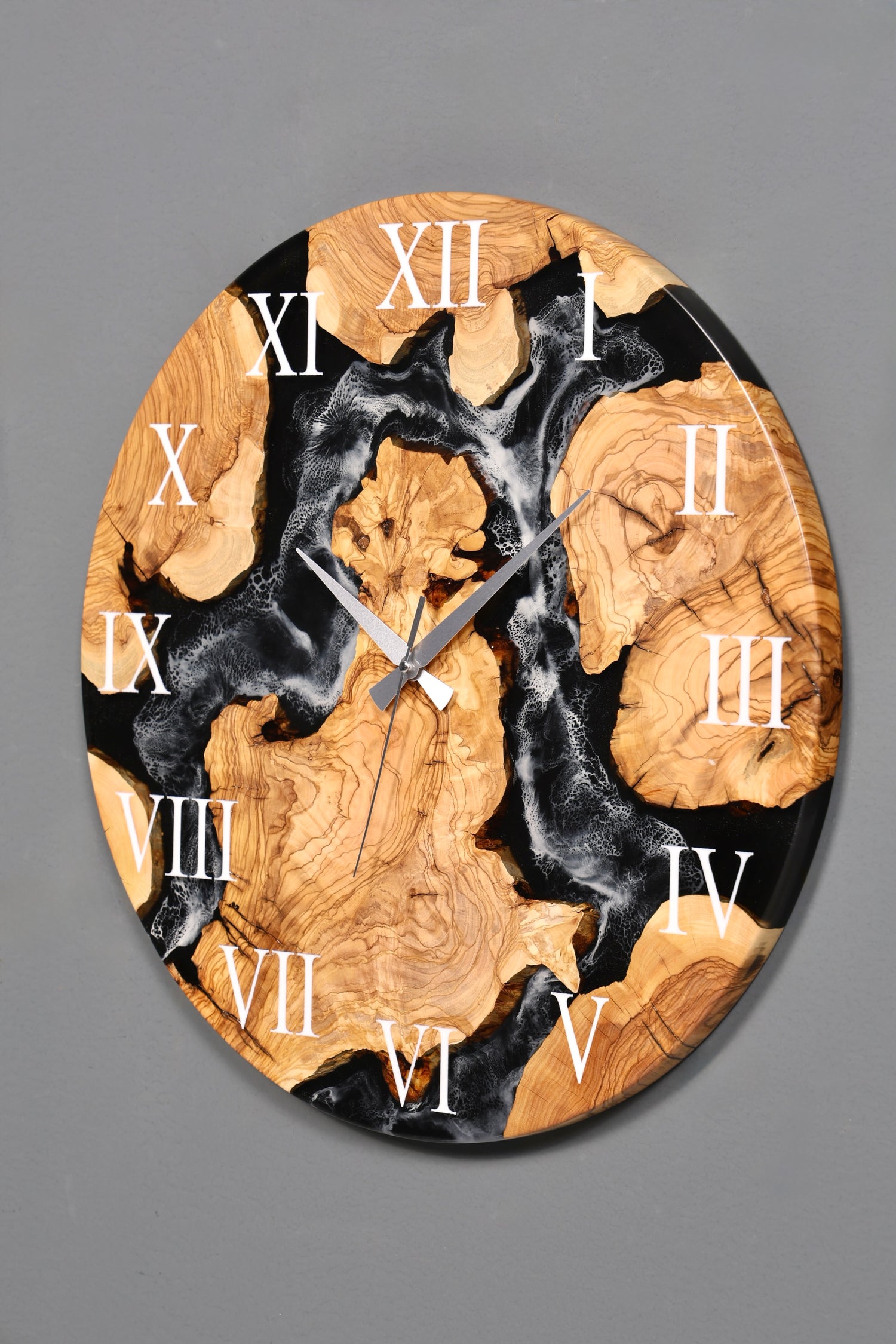 Belle horloge murale artisanale en résine époxy, motif olivier, horloge analogique en époxy noir