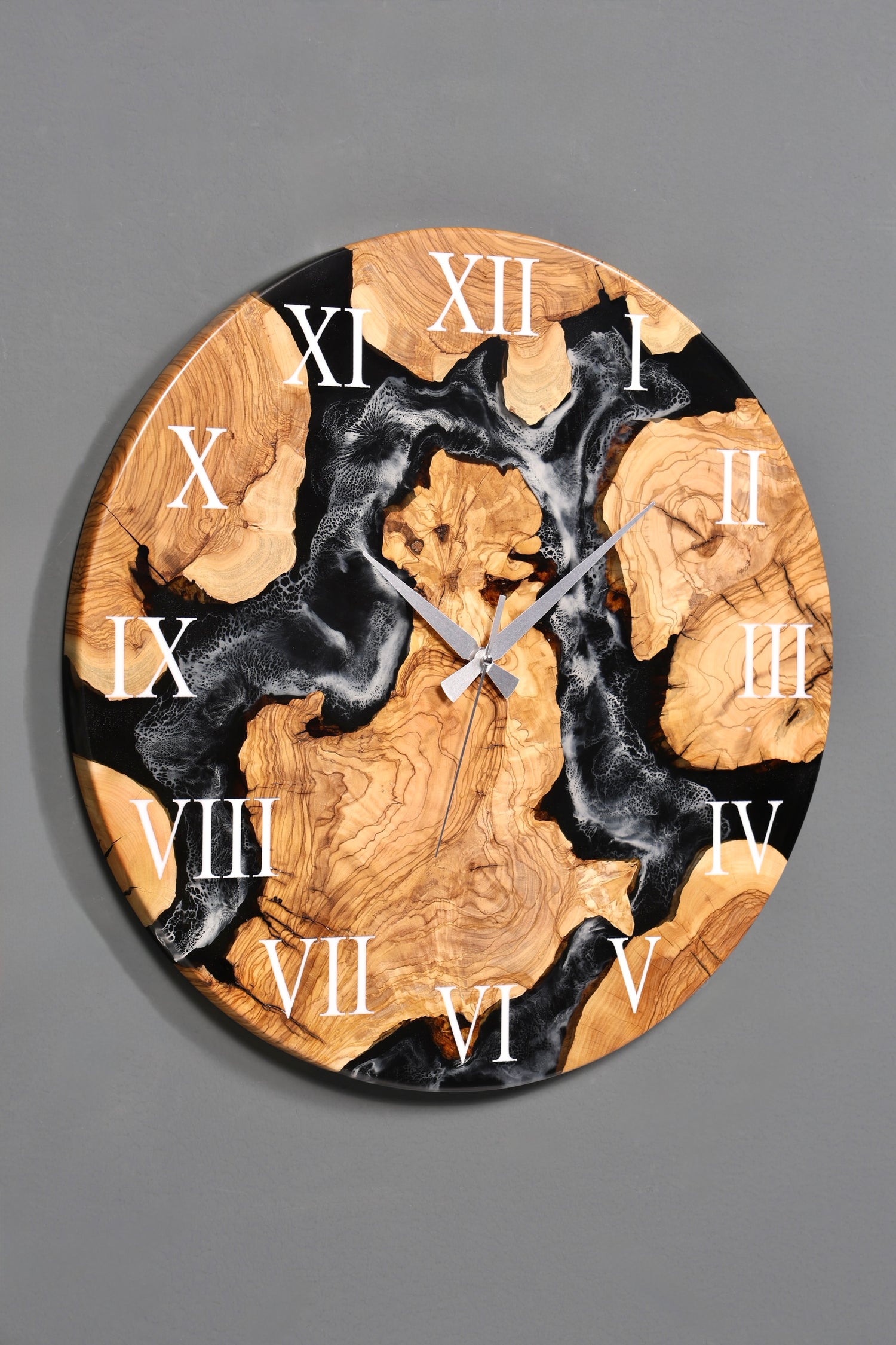Belle horloge murale artisanale en résine époxy, motif olivier, horloge analogique en époxy noir