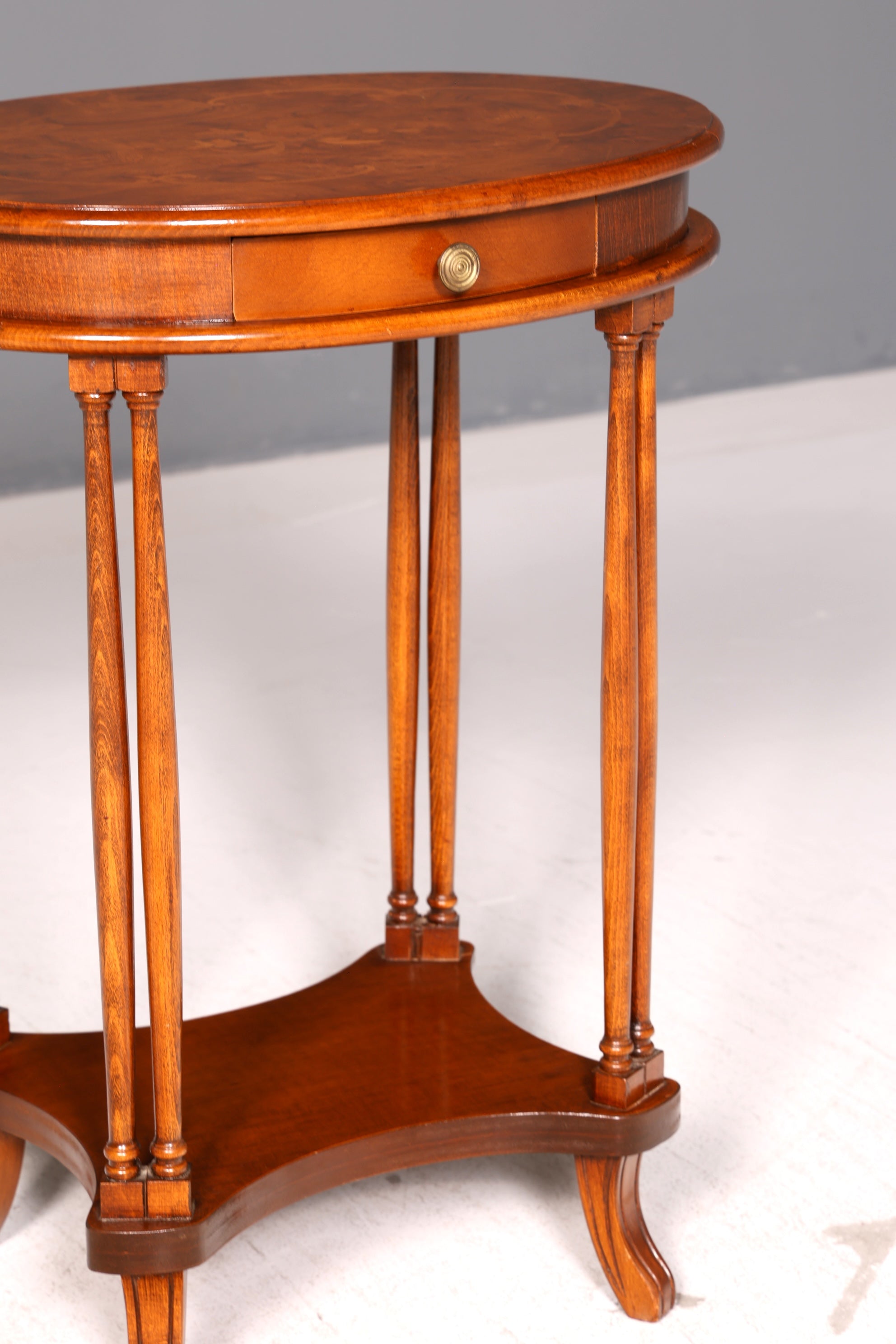 Wunderschöner Italienischer Sorrento Beistelltisch Étagère 1940er Nussbaum Wurzelholz Intarsien Antik Vintage Telefontisch