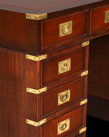 Hauptstadt Möblerei Schreibtisch im Military Chest Stil aus dunklem Holz mit Messingbeschlägen und Lederauflage