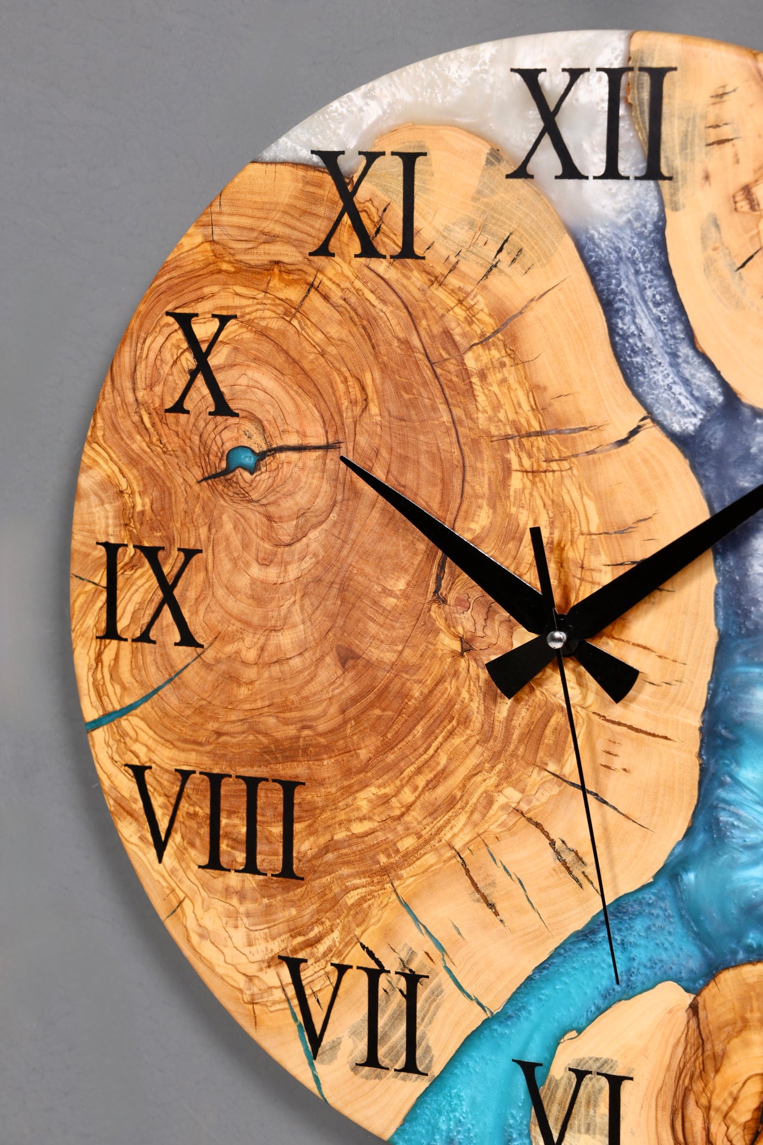 Horloge murale artisanale en résine époxy, motif olivier, horloge analogique en époxy