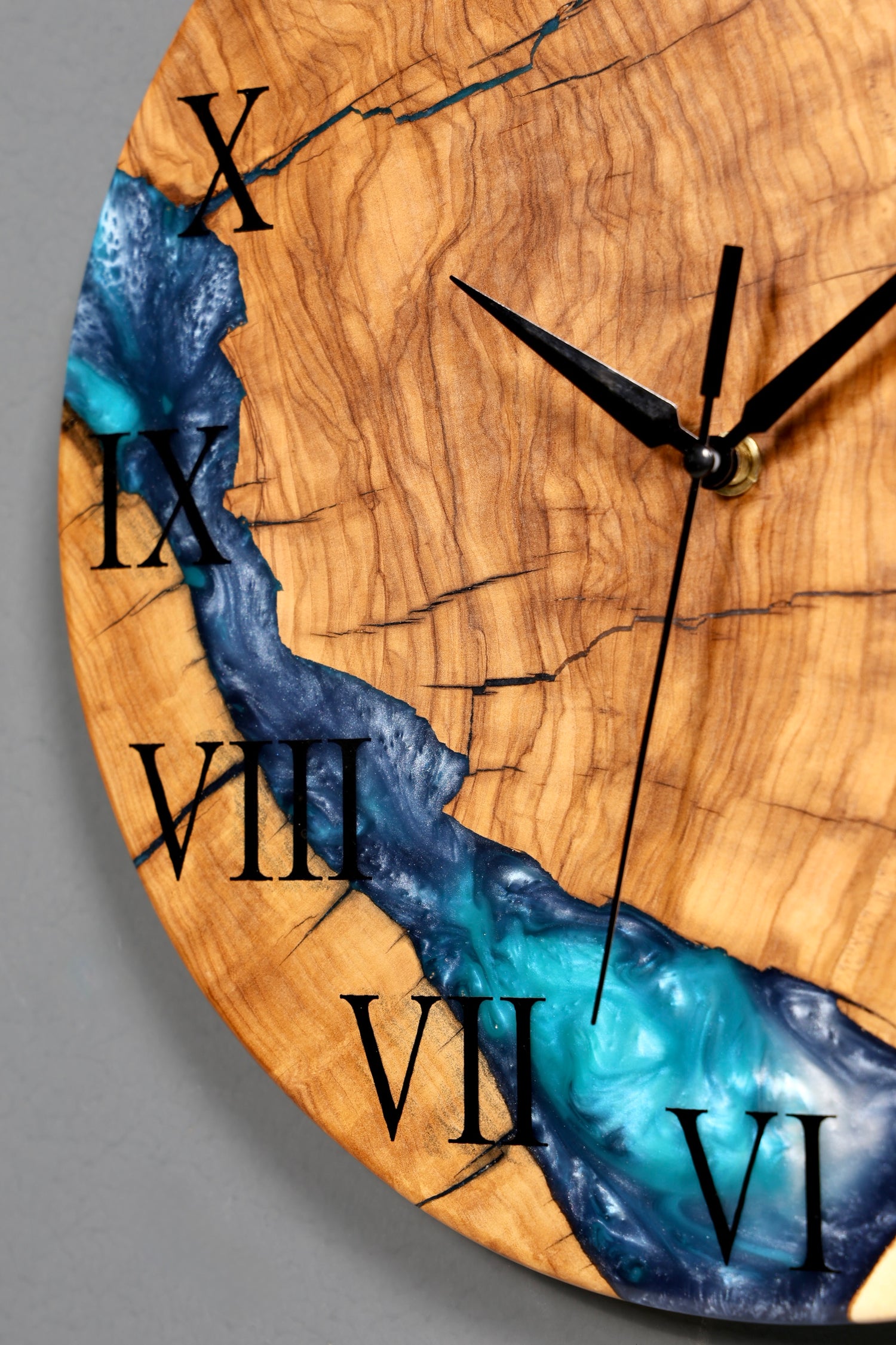 Horloge murale exclusive faite à la main en résine époxy, horloge olivier, horloge analogique en époxy
