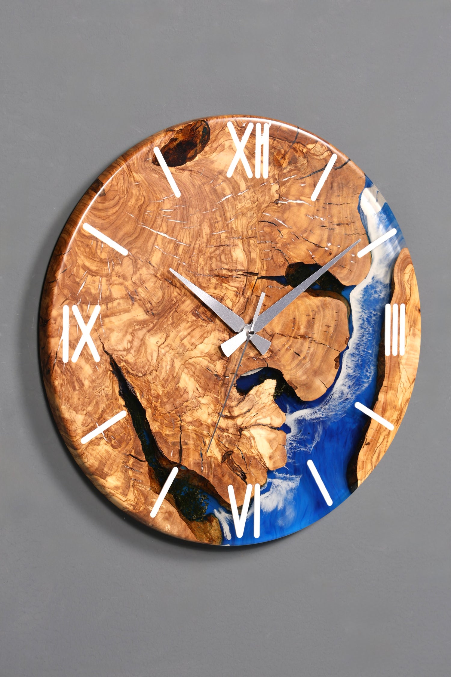 Magnifique horloge murale artisanale en résine époxy, horloge olivier, horloge analogique Waves en résine époxy