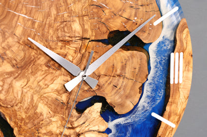 Magnifique horloge murale artisanale en résine époxy, horloge olivier, horloge analogique Waves en résine époxy