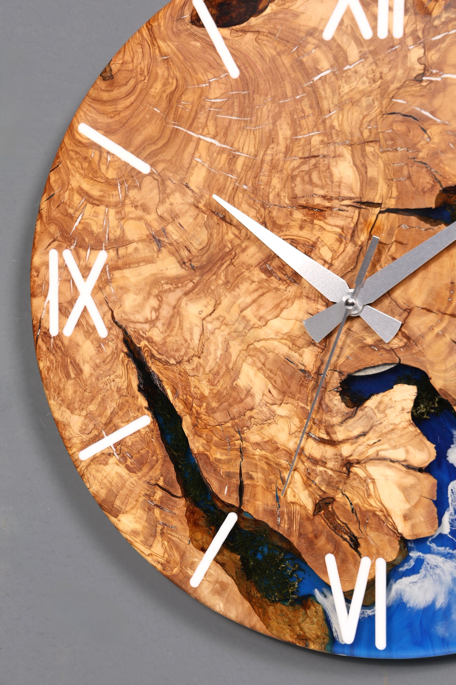 Magnifique horloge murale artisanale en résine époxy, horloge olivier, horloge analogique Waves en résine époxy