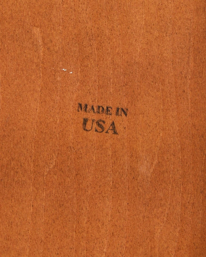 Hauptstadt Möblerei H866 Holzoberfläche mit Made in USA Stempel in warmem Braunton