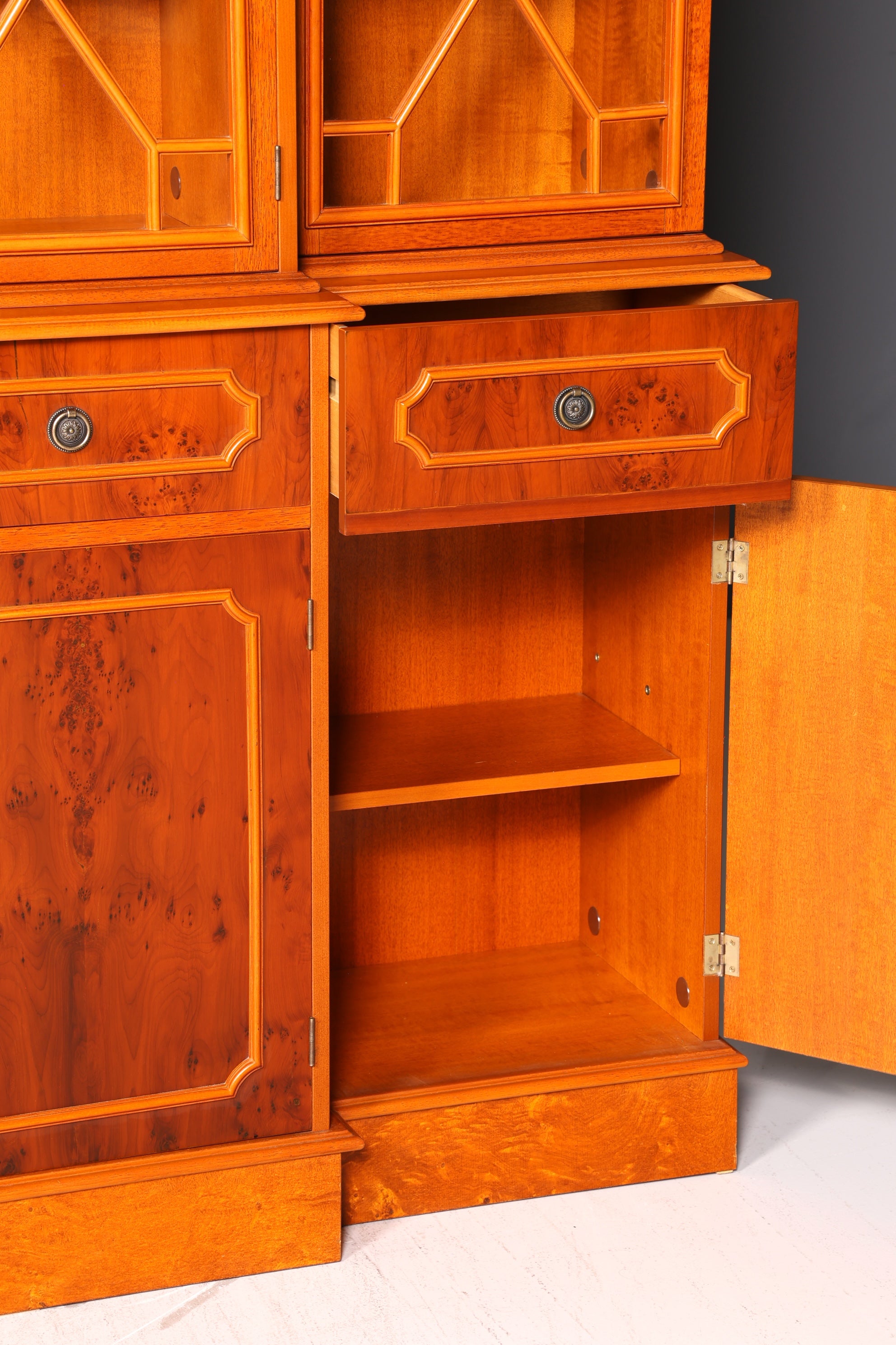 Wunderschöne Englische Vitrine Bücherschrank Buffet 60s Glasvitrine Bibliothek Regal Schrank Vintage