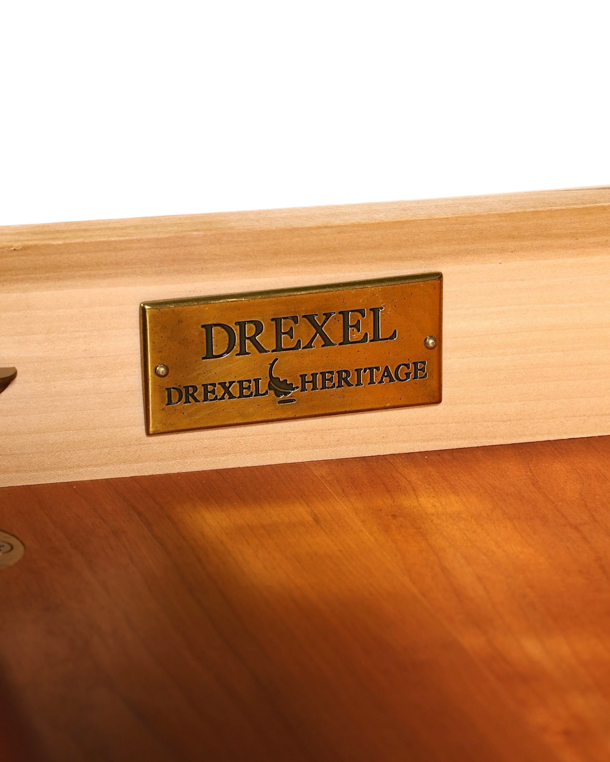 Messingfarbenes Drexel Heritage Markenschild mit eingraviertem Logo von Hauptstadt Möblerei