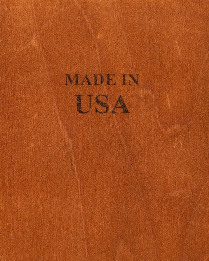 Hauptstadt Möblerei H867 Finish auf einer braunen Holzoberfläche mit dem Stempel Made in USA