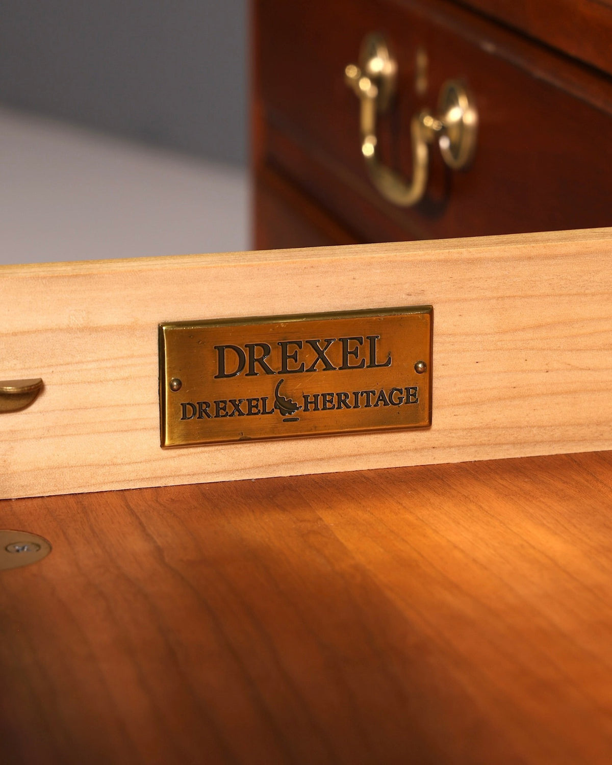 Hauptstadt Möblerei H868 Finish Messingschild mit eingraviertem Drexel Heritage Logo