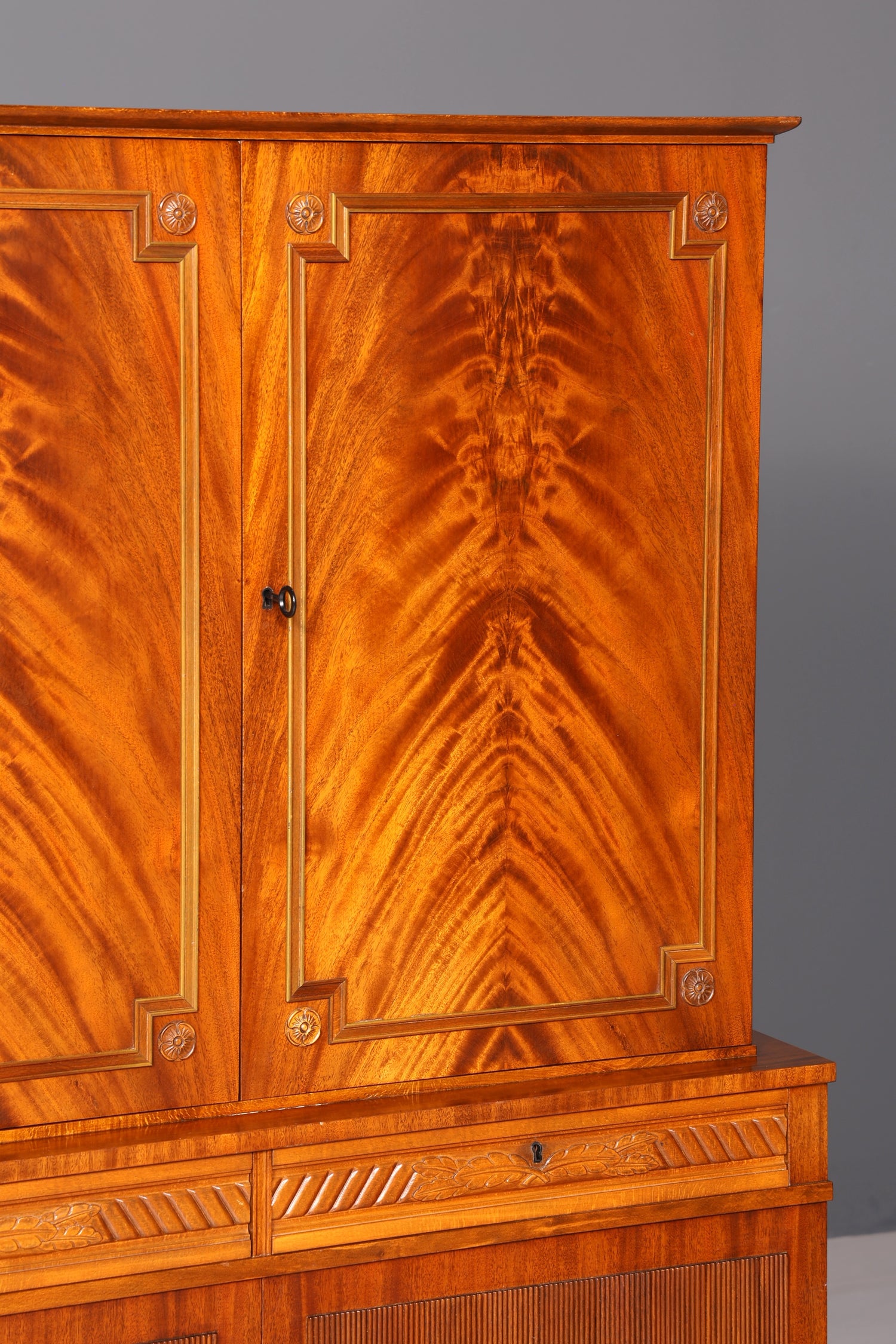 Wunderschöner Schrank im Gustavianischen Stil Vintage Kommode Highboard Regal Echt Holz Wäscheschrank Schlafzimmer