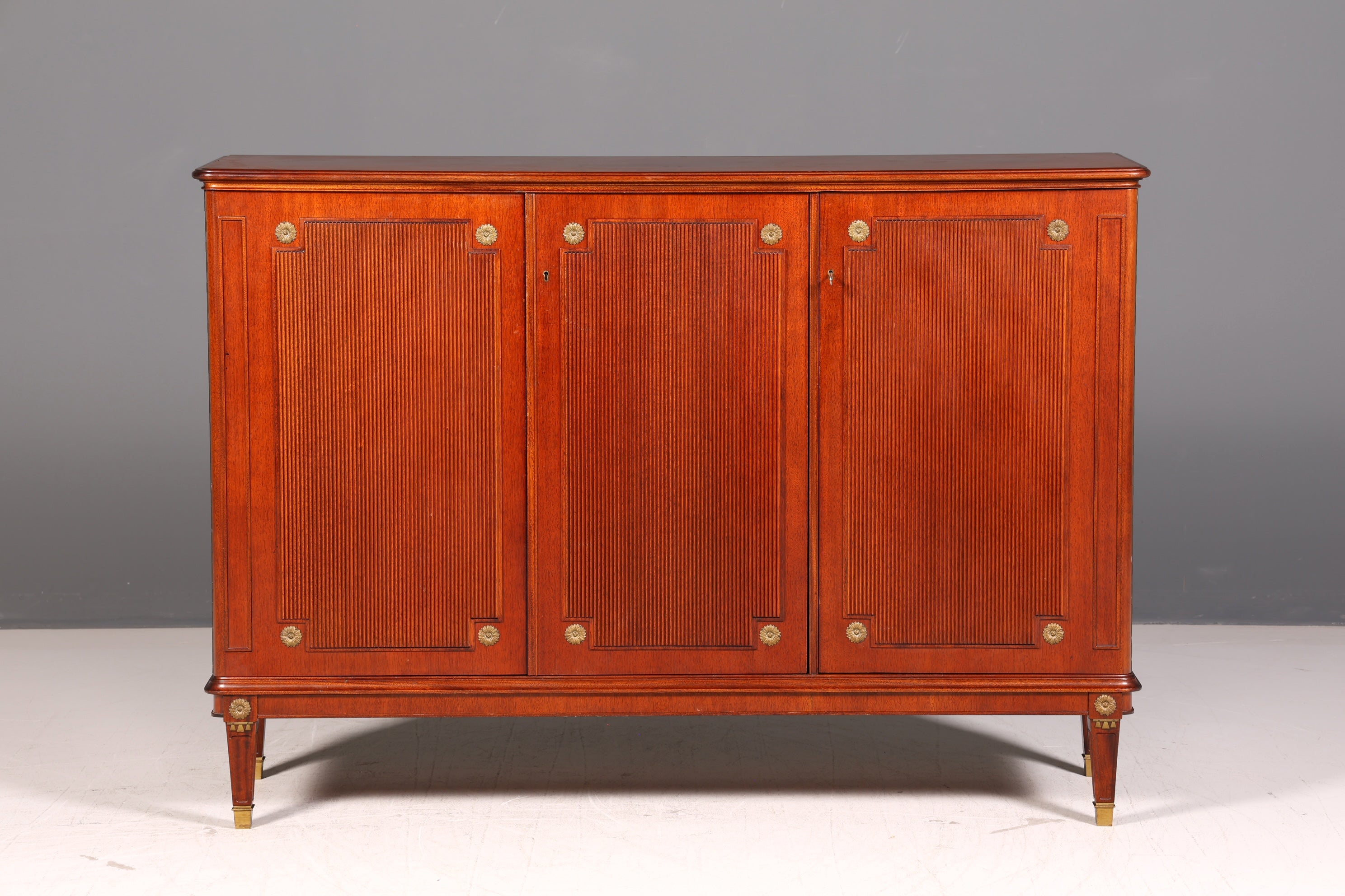 Wunderschöner Schrank im Gustavianischen Stil 60er Jahre Wäscheschrank Vertiko Mid Century Aktenschrank Kommode