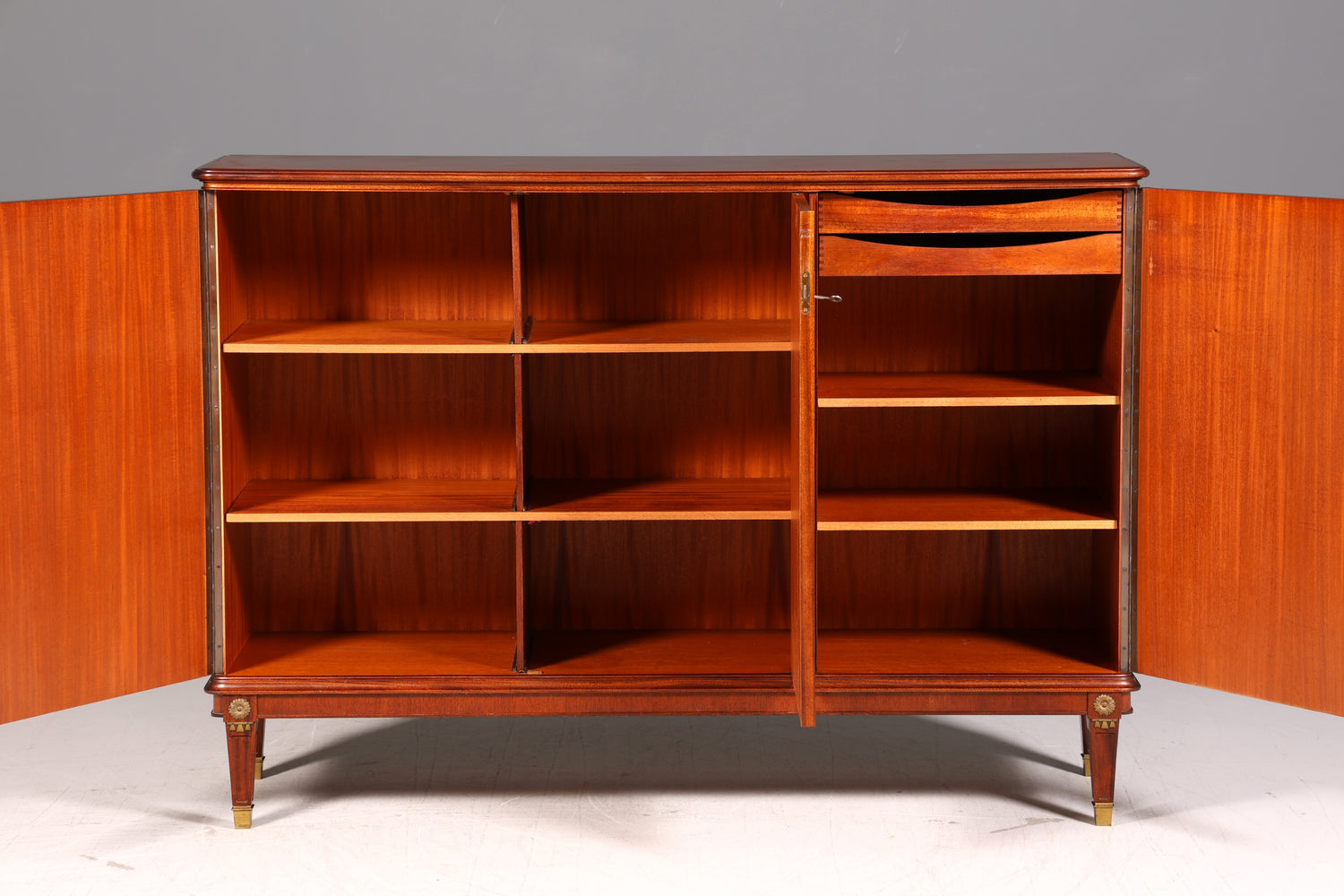 Wunderschöner Schrank im Gustavianischen Stil 60er Jahre Wäscheschrank Vertiko Mid Century Aktenschrank Kommode