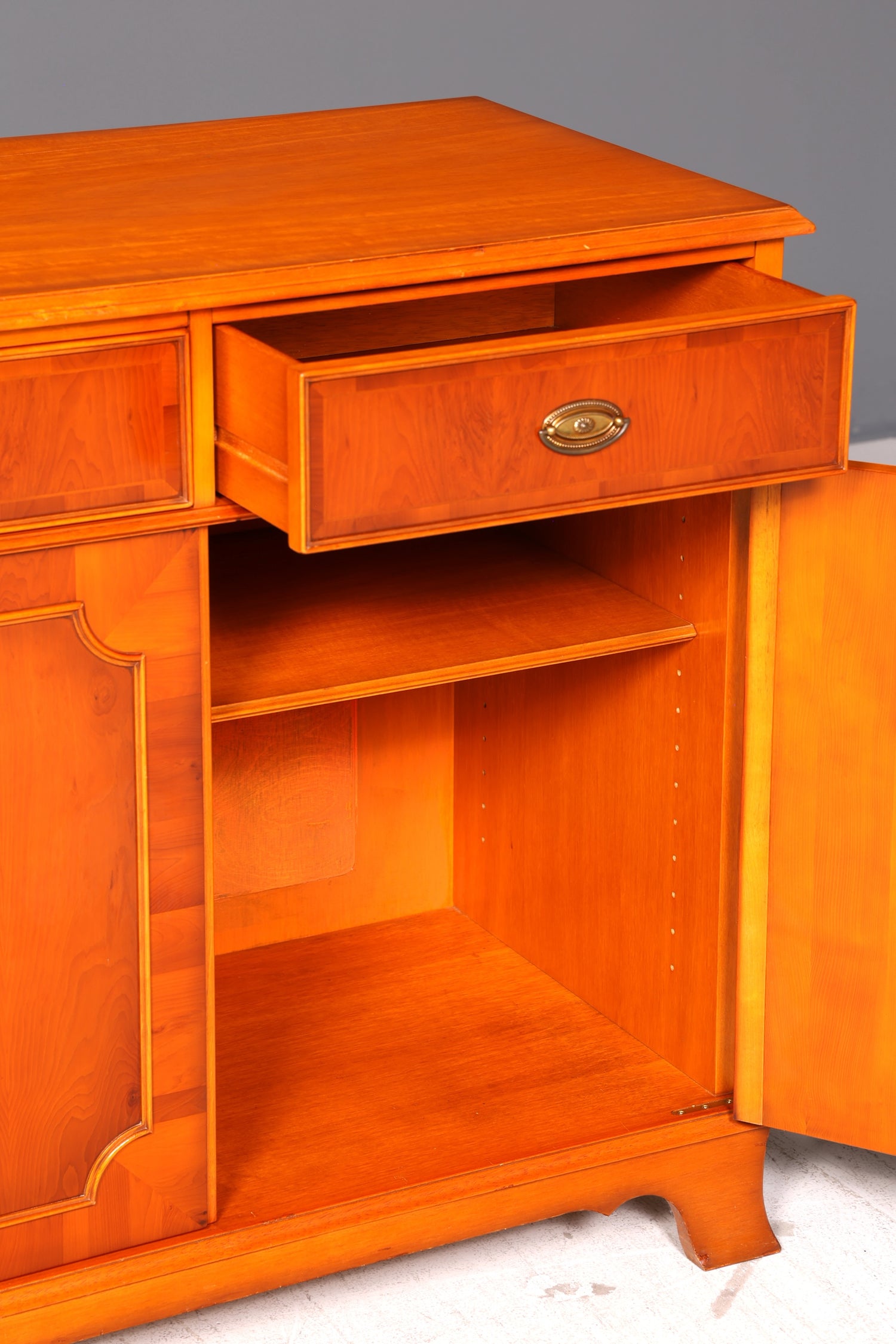 Traumhafter Original Heldense Schrank Eibe Antik Stil Kommode Sideboard Englisch England