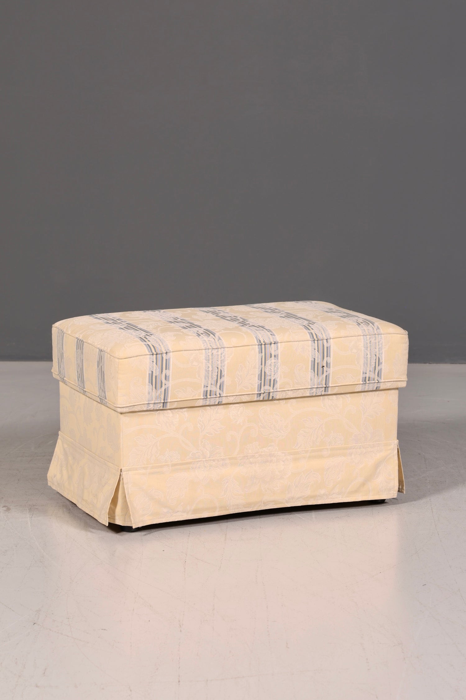 Wunderschönes Landhaus Sofa mit Hocker Englischer Stil Creme 2-Sitzer Couch Stoff Polstersofa Landhausstil Zweisitzer