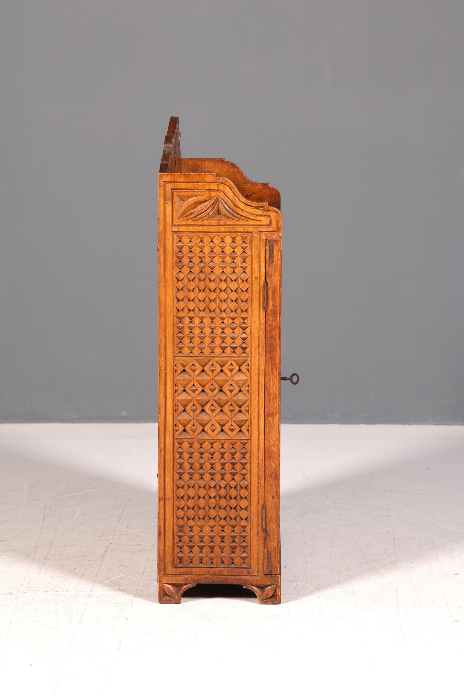 Traumhafter Antiker Schrank um 1900 Schnitzereien Massiv Holz Schränkchen Bauernschrank Vertiko Beistellschrank