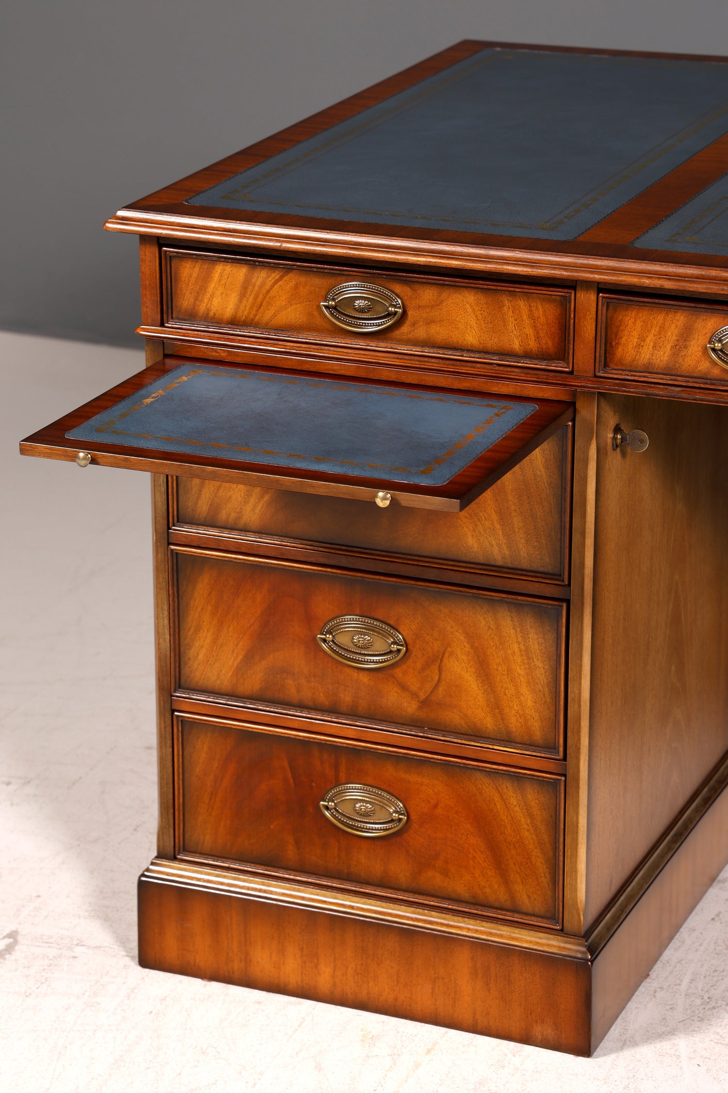 Wunderschöner Original Heldense Schreibtisch Mahagoni Echt Lederauflage Englisch Antik Stil Chefschreibtisch Partner Desk Bürotisch mit Besprechungsansatz