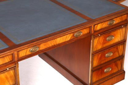 Wunderschöner Original Heldense Schreibtisch Mahagoni Echt Lederauflage Englisch Antik Stil Chefschreibtisch Partner Desk Bürotisch mit Besprechungsansatz