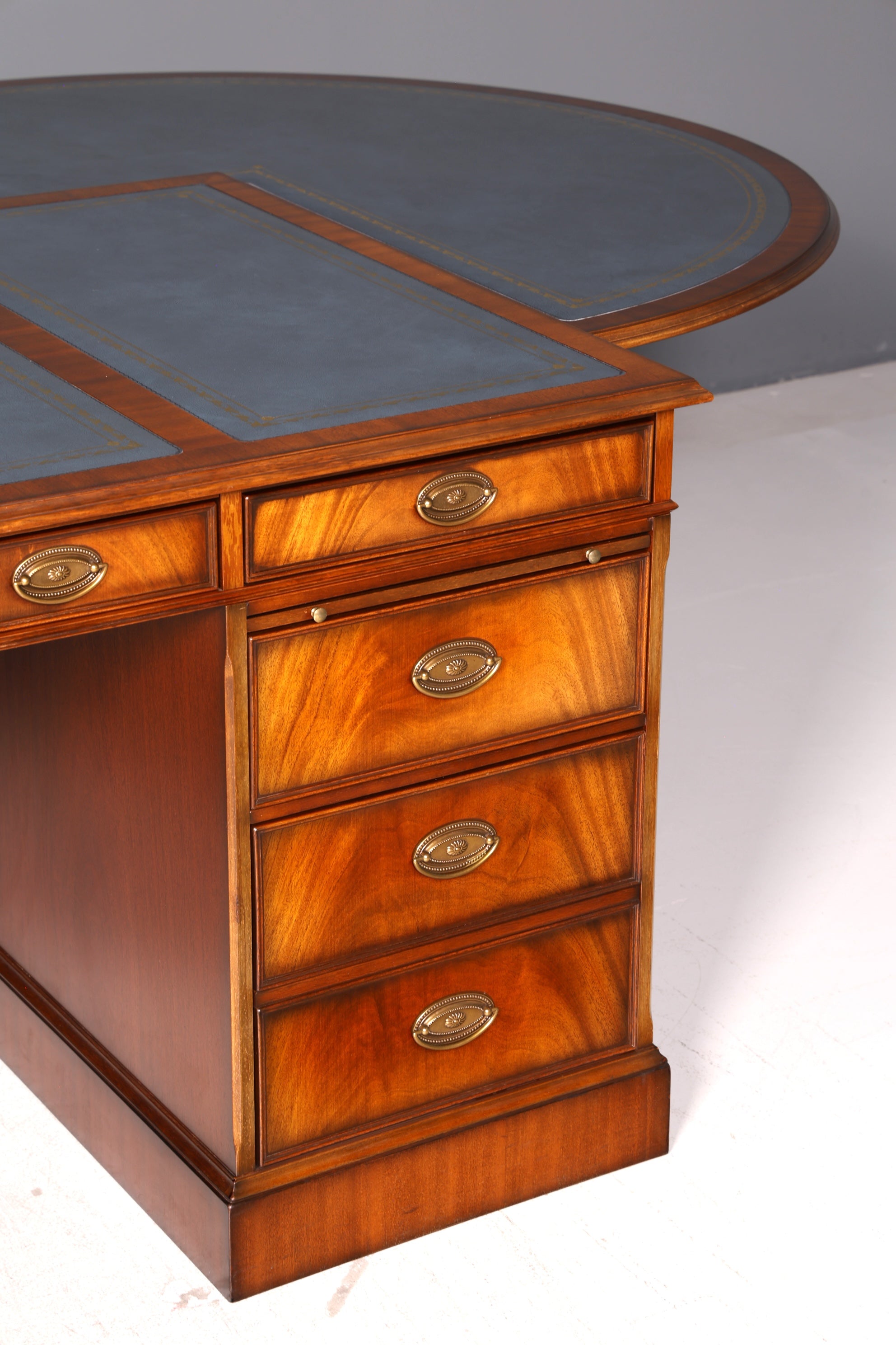 Wunderschöner Original Heldense Schreibtisch Mahagoni Echt Lederauflage Englisch Antik Stil Chefschreibtisch Partner Desk Bürotisch mit Besprechungsansatz