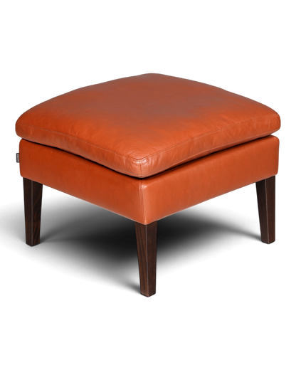 Hauptstadt Möblerei Hocker aus cognacfarbenem Leder mit dunklen Holzbeinen im modernen Design