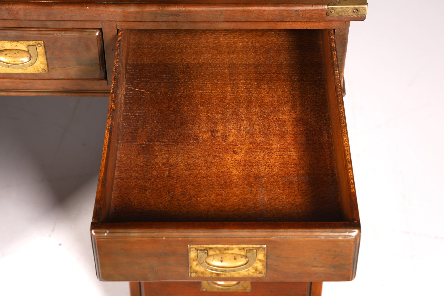 Bureau maritime onirique, bureau militaire anglais, table de bureau avec plateau en cuir véritable