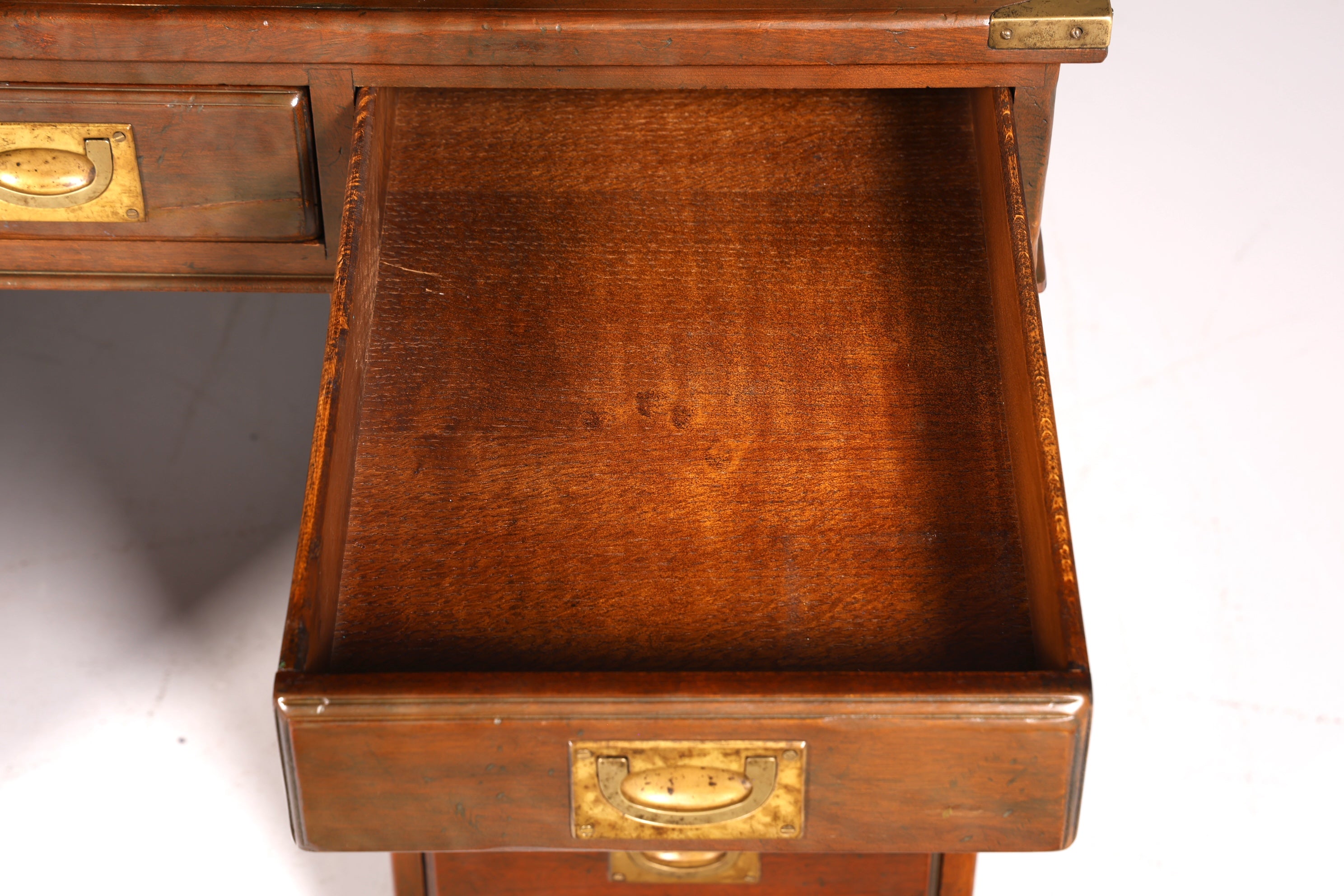 Bureau maritime onirique, bureau militaire anglais, table de bureau avec plateau en cuir véritable