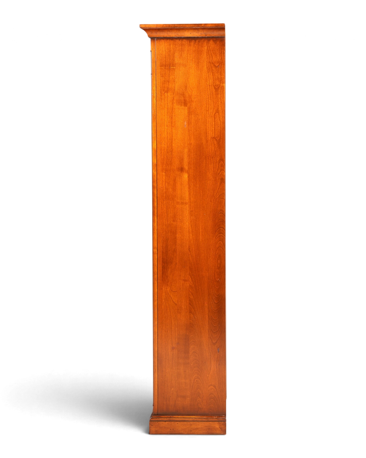 Hauptstadt Möblerei H907 schmales Holzregal in warmem Braun mit klassischem Design und sichtbarer Maserung