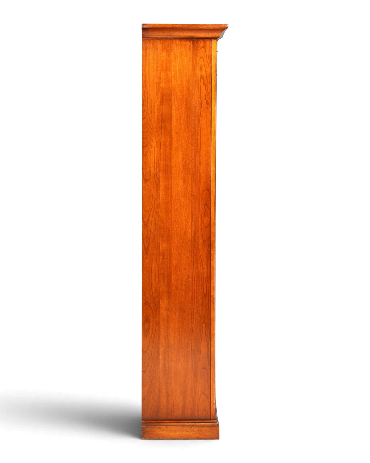 Hauptstadt Möblerei H907 schmales Regal aus warmem braunem Holz mit klassischem Design und sichtbarer Maserung