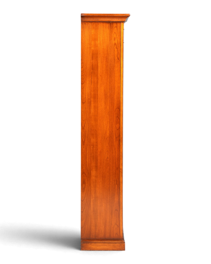 Hauptstadt Möblerei H907 schmales Regal aus warmem braunem Holz mit klassischem Design und sichtbarer Maserung