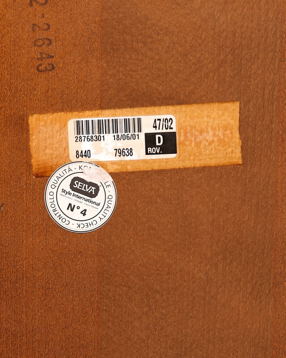 Hauptstadt Möblerei Echtholzoberfläche mit Selva Qualitätskontrollaufkleber und Barcode-Etikett