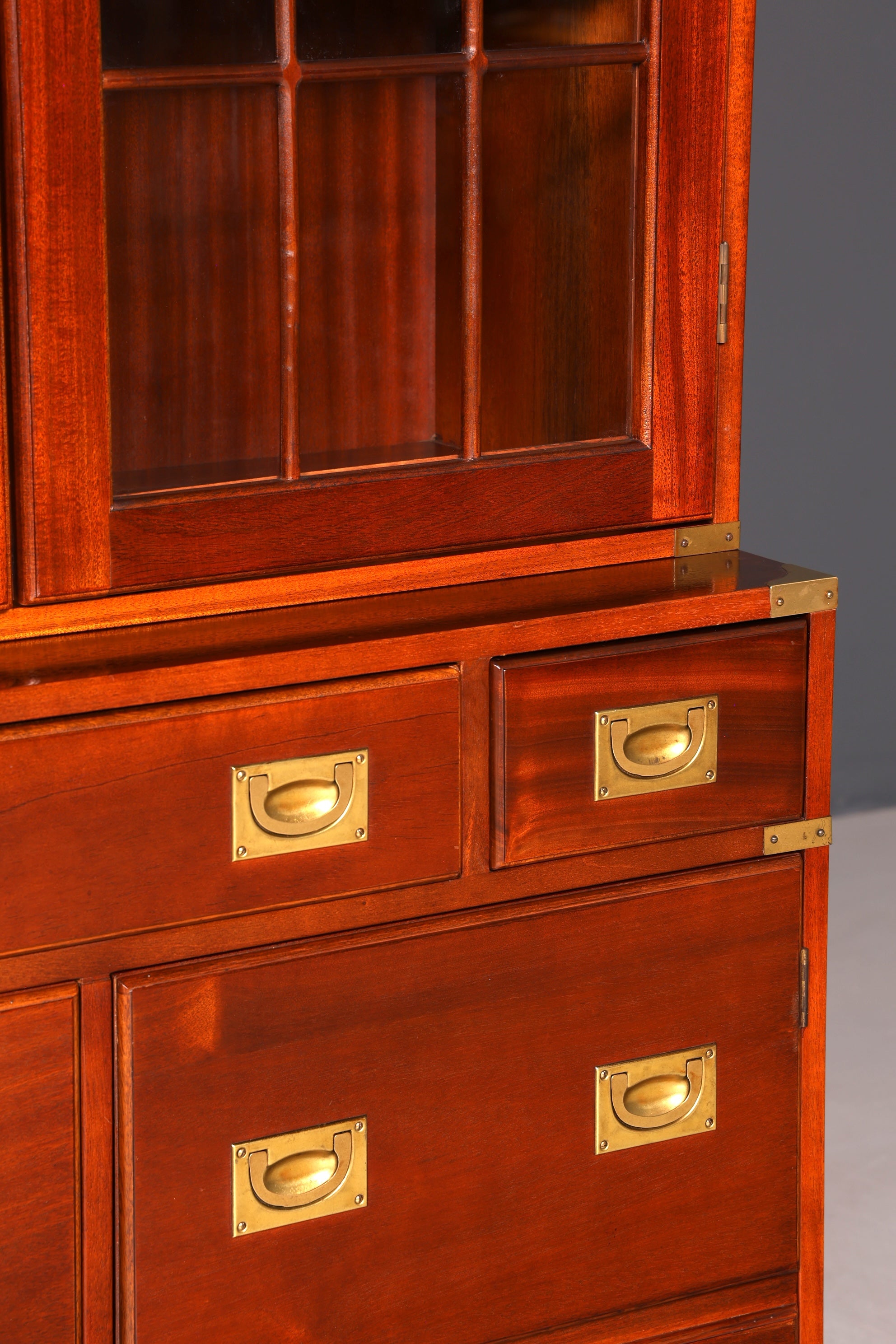 Beeindruckender Maritimer Vitrinenschrank Englischer Schrank echt Holz Bibliothek Englische Anrichte