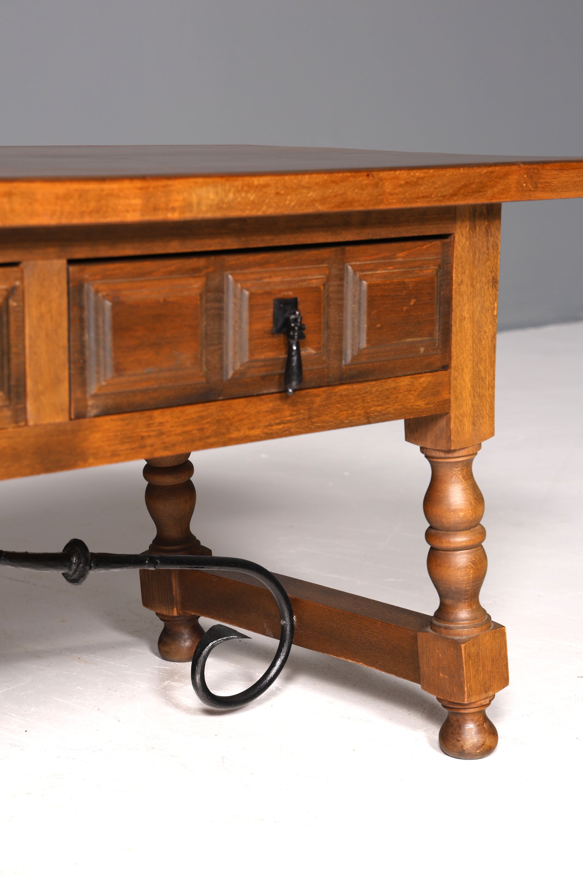 Belle table espagnole, table basse en bois véritable, table d&