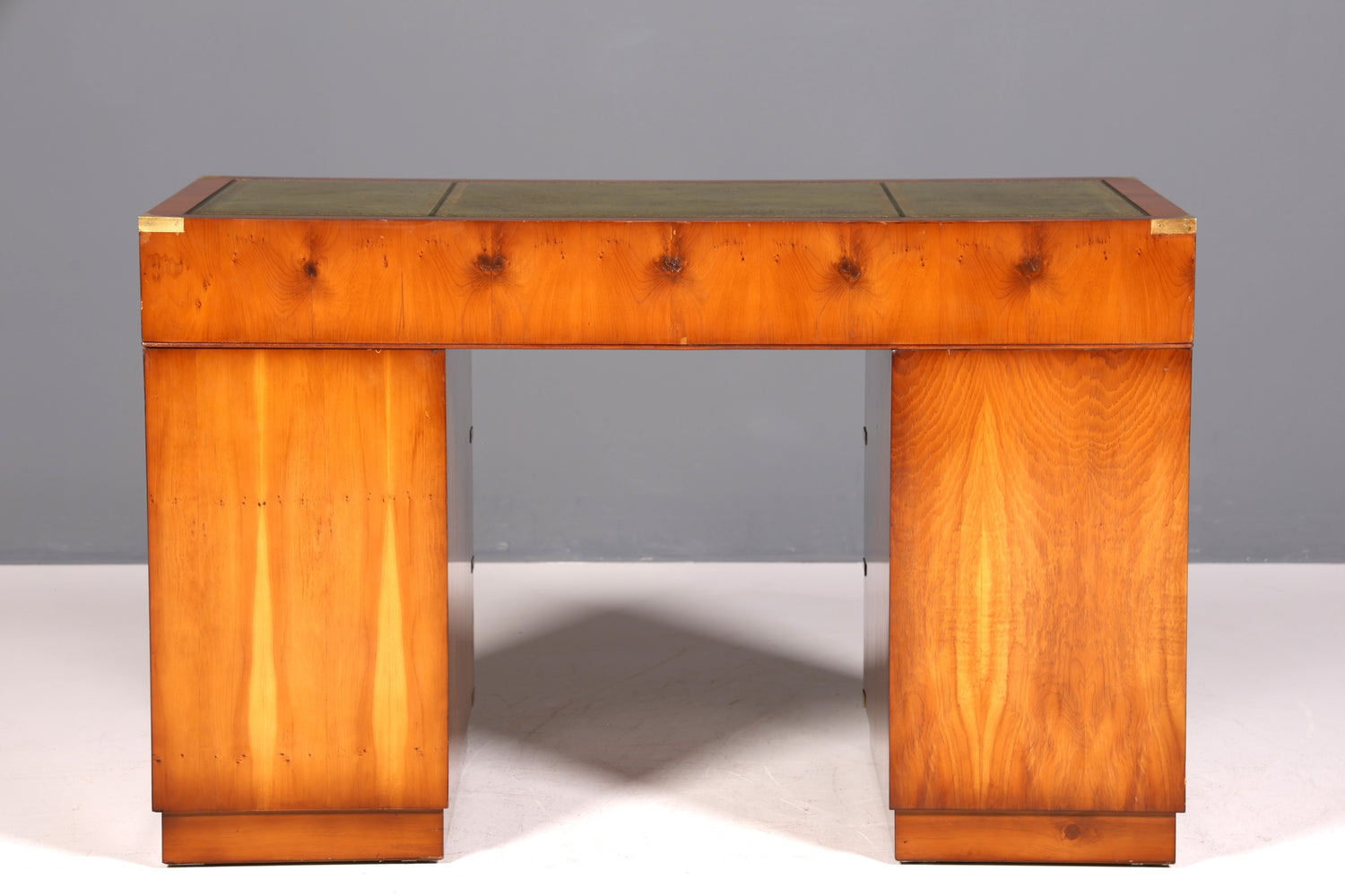 Bureau élégant de style maritime, inspiré des bureaux militaires anglais, avec plateau en cuir véritable.