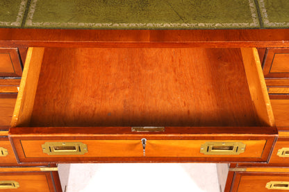 Bureau élégant de style maritime, inspiré des bureaux militaires anglais, avec plateau en cuir véritable.