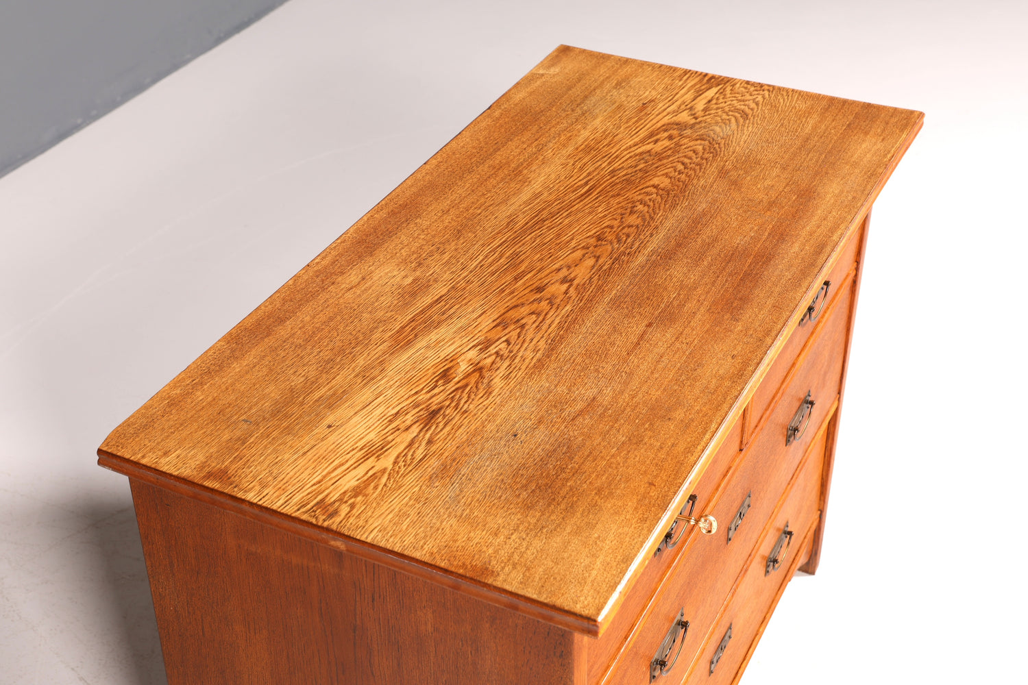 Commode Art Nouveau onirique vers 1910, buffet ancien, coffre à linge