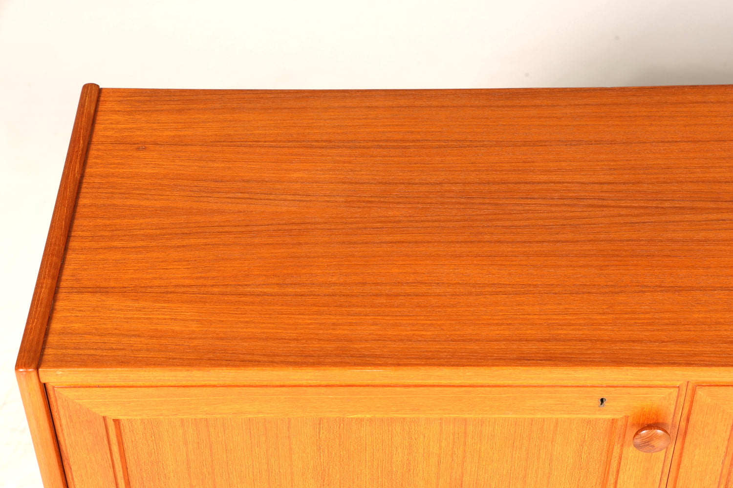 Schlichtes Mid Century Sideboard Vintage TV Kommode 60s Schrank Retro Teak Holz Longboard