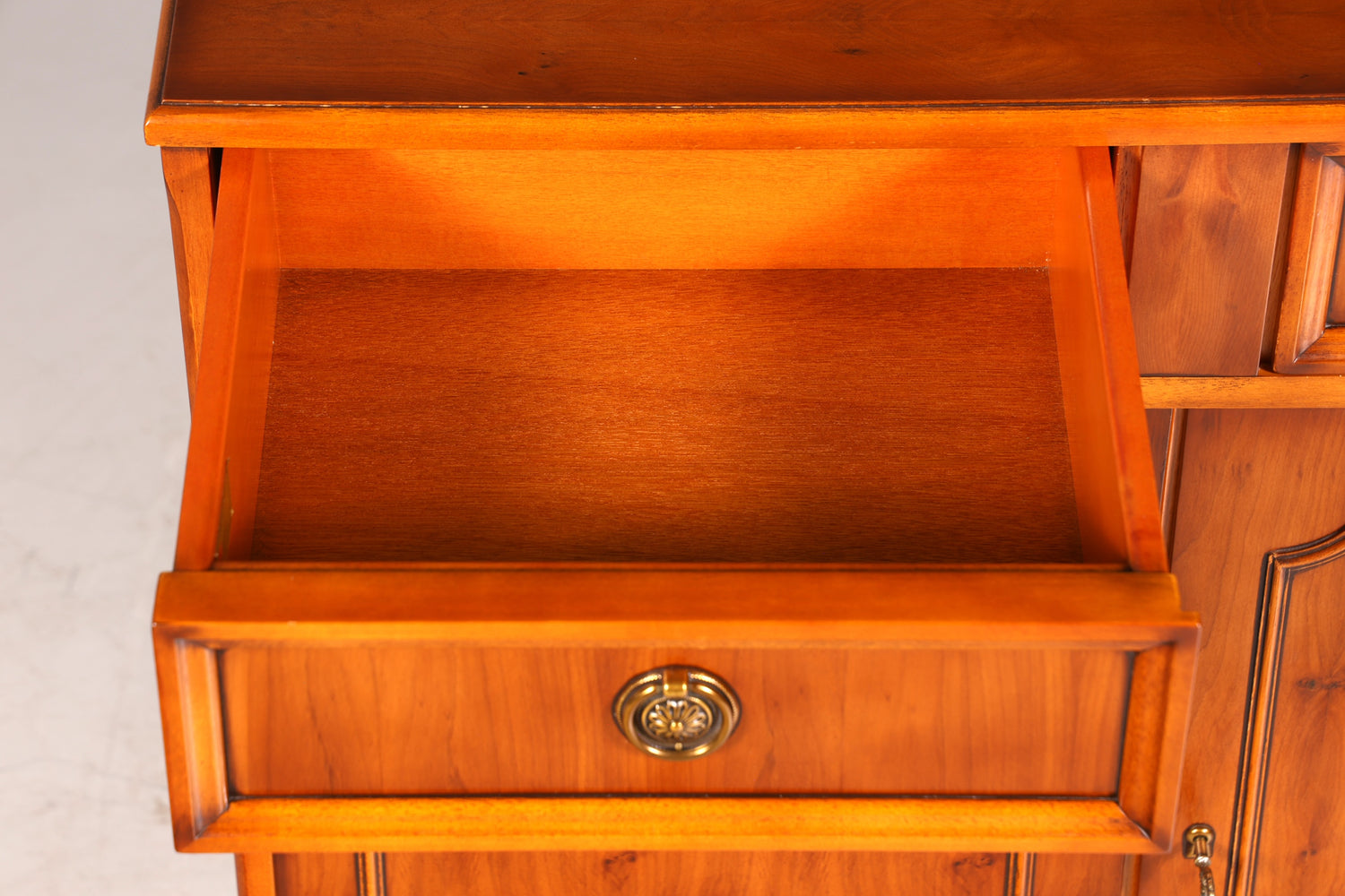 F944 Finish Traumhafter Original Heldense Schrank Englische Eibe Sideboard echt Holz Antik 60s