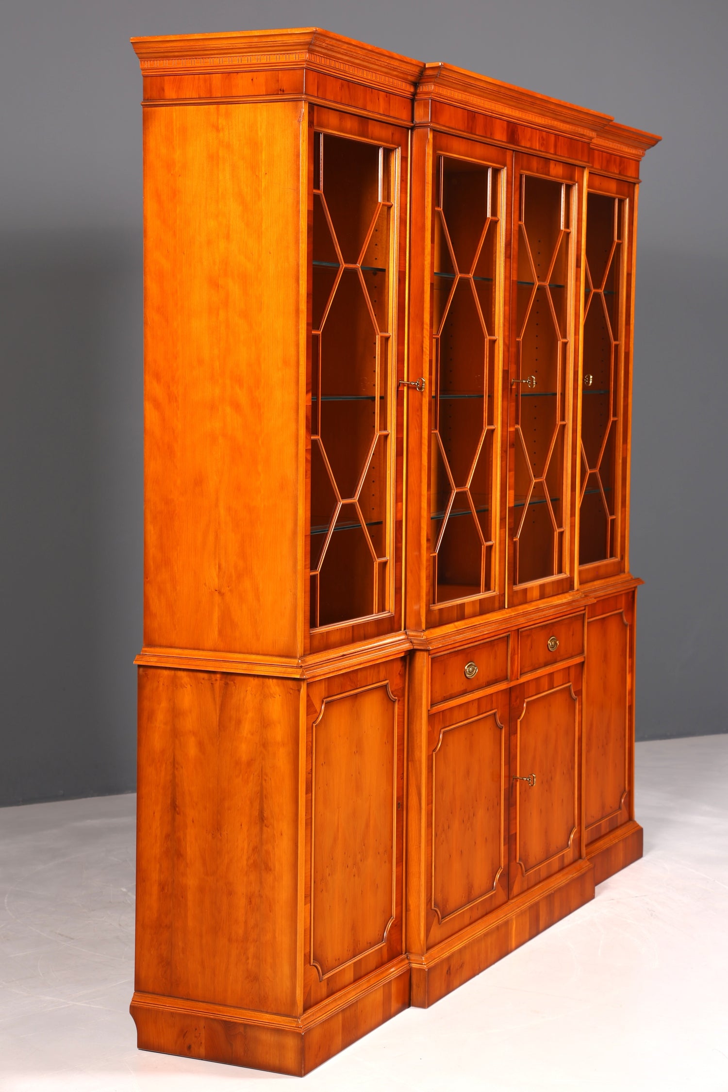 F947 Finish cm Wunderschöne Original Heldense Vitrine Englische Eibe Bücherschrank Buffet Antik Stil Glasvitrine