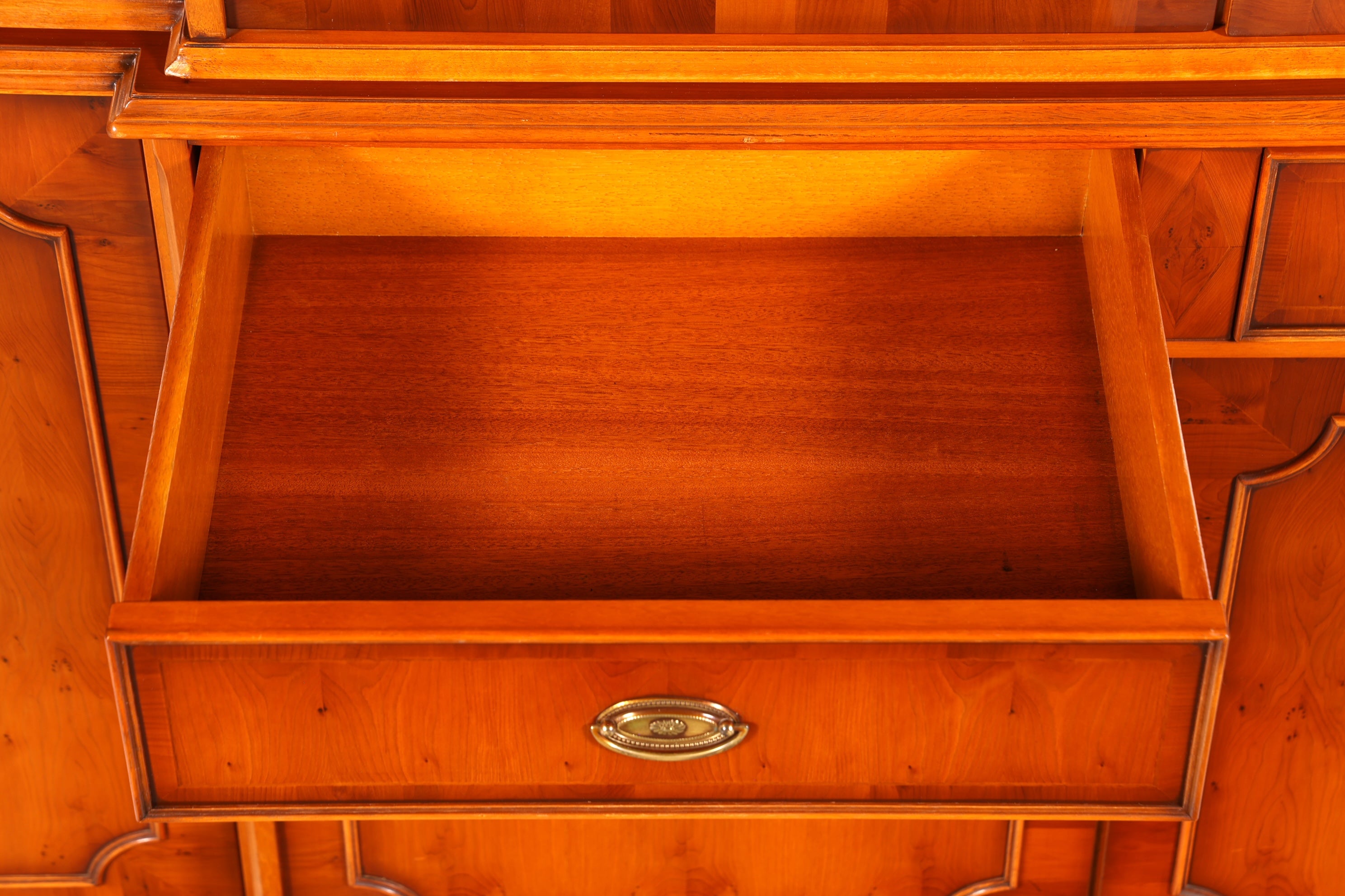 F947 Finish cm Wunderschöne Original Heldense Vitrine Englische Eibe Bücherschrank Buffet Antik Stil Glasvitrine