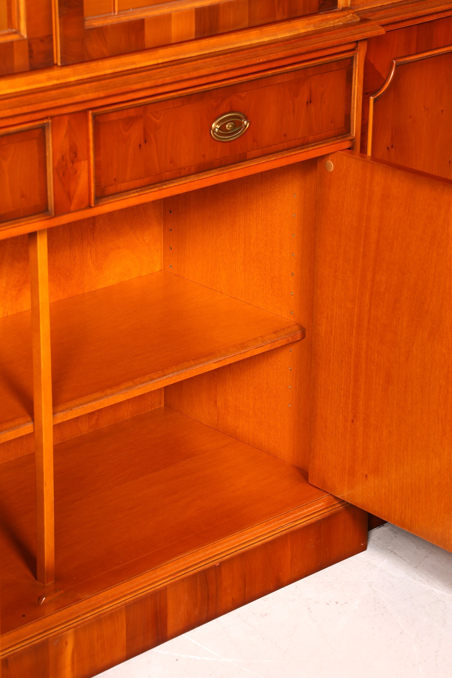 F947 Finish cm Wunderschöne Original Heldense Vitrine Englische Eibe Bücherschrank Buffet Antik Stil Glasvitrine