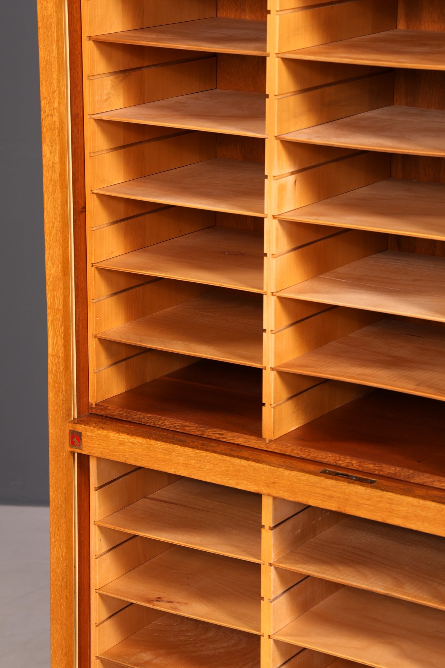 Stilvoller Mid Century Rollladenschrank Bauhaus Apothekerschrank Art Deco Büro Aktenschrank