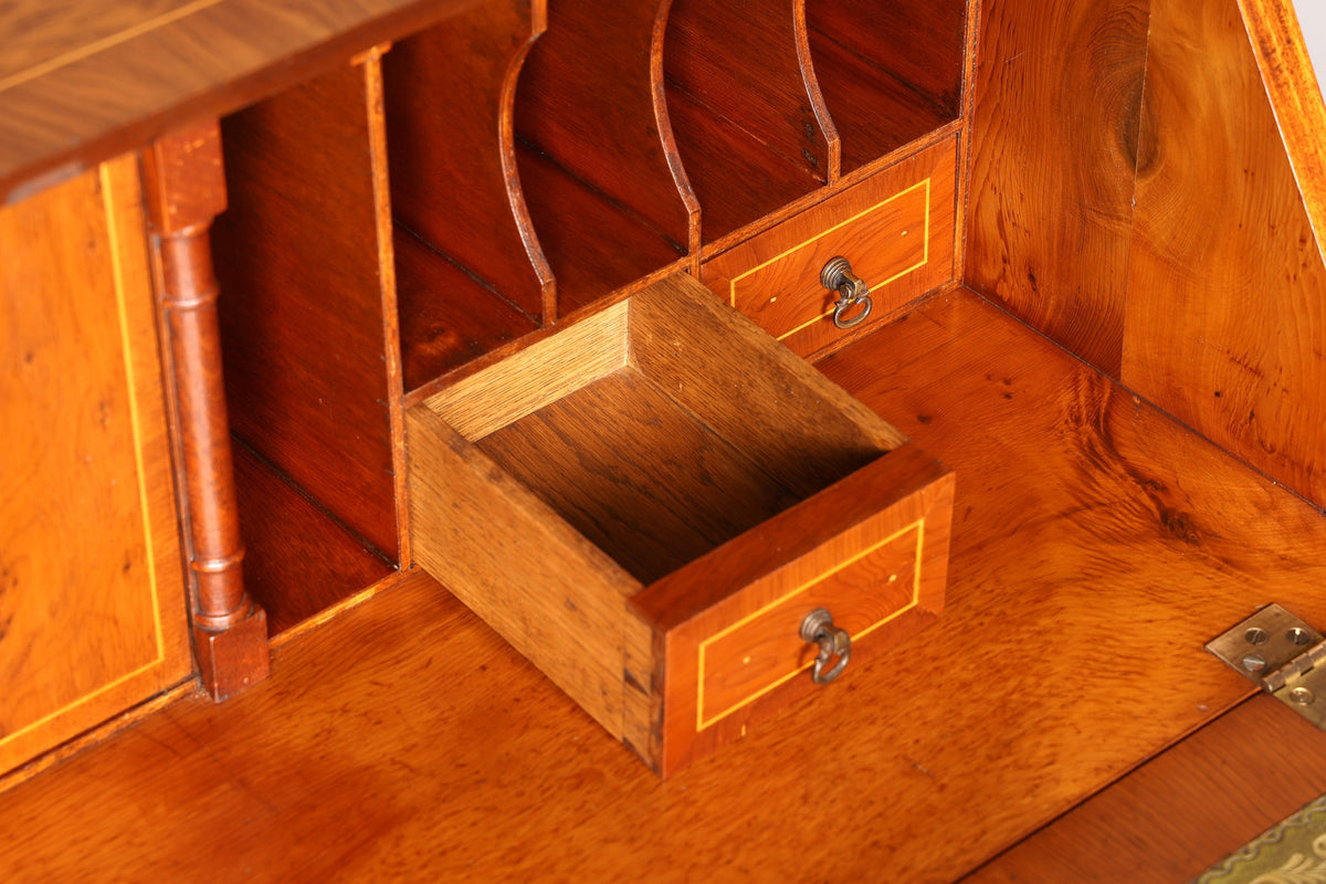 Magnifique Secrétaire Anglais en If Commode Secrétaire Dessus en Cuir Véritable Style Antique Commode UK Bureau Vintage