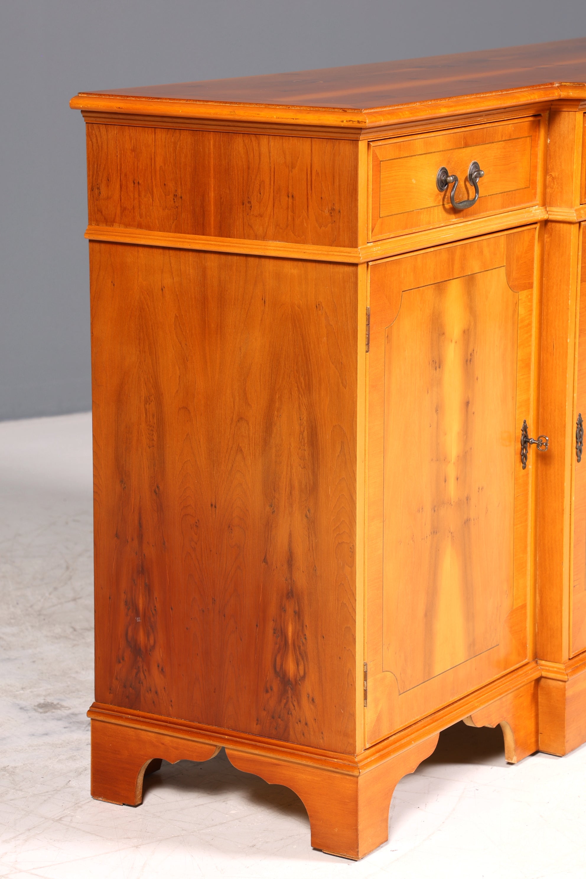 Wunderschönes Englisches Sideboard Eibe Schrank Antik Stil Buffetschrank Kommode