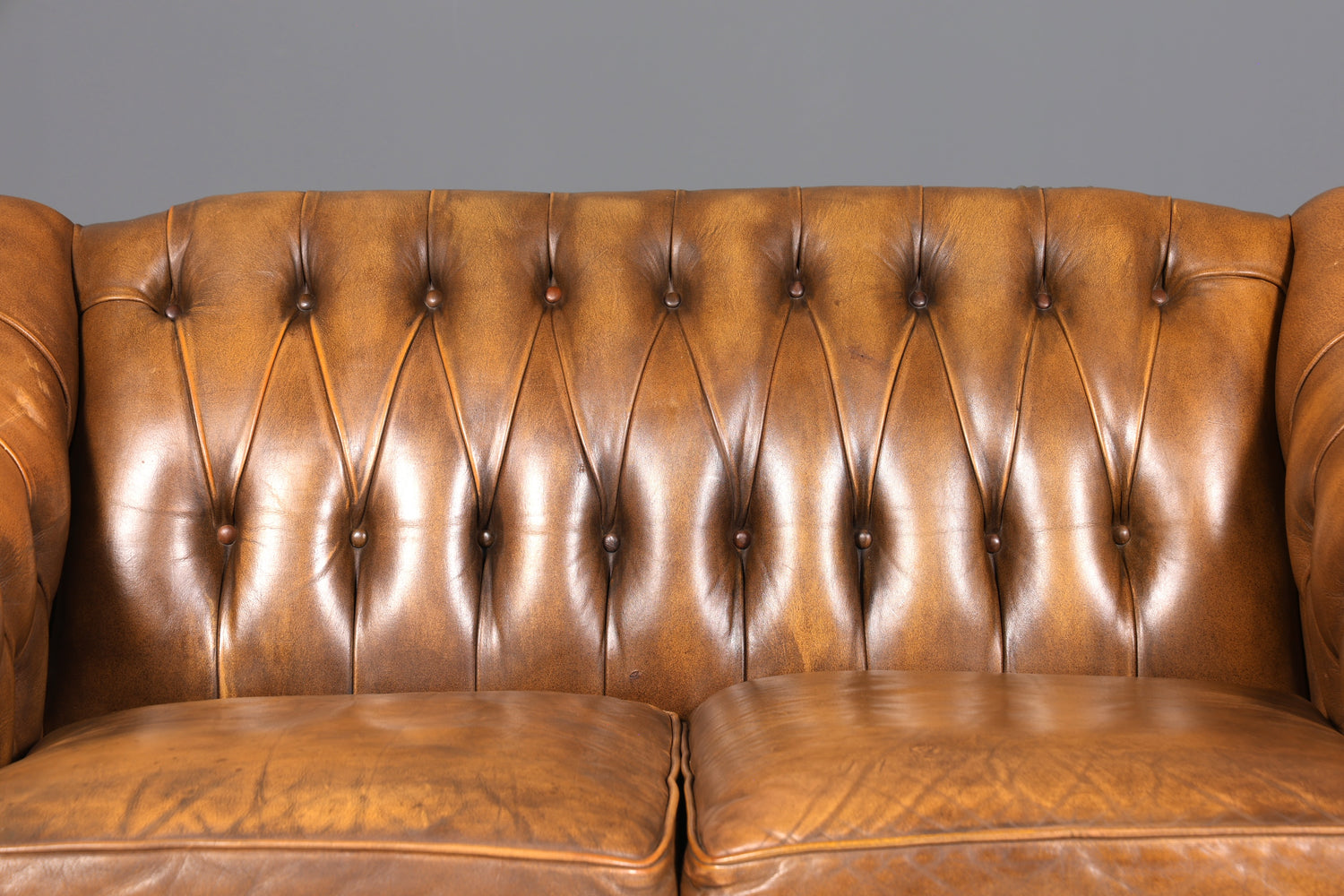 Magnifique et rare canapé Chesterfield original, canapé 2 places, canapé anglais capitonné