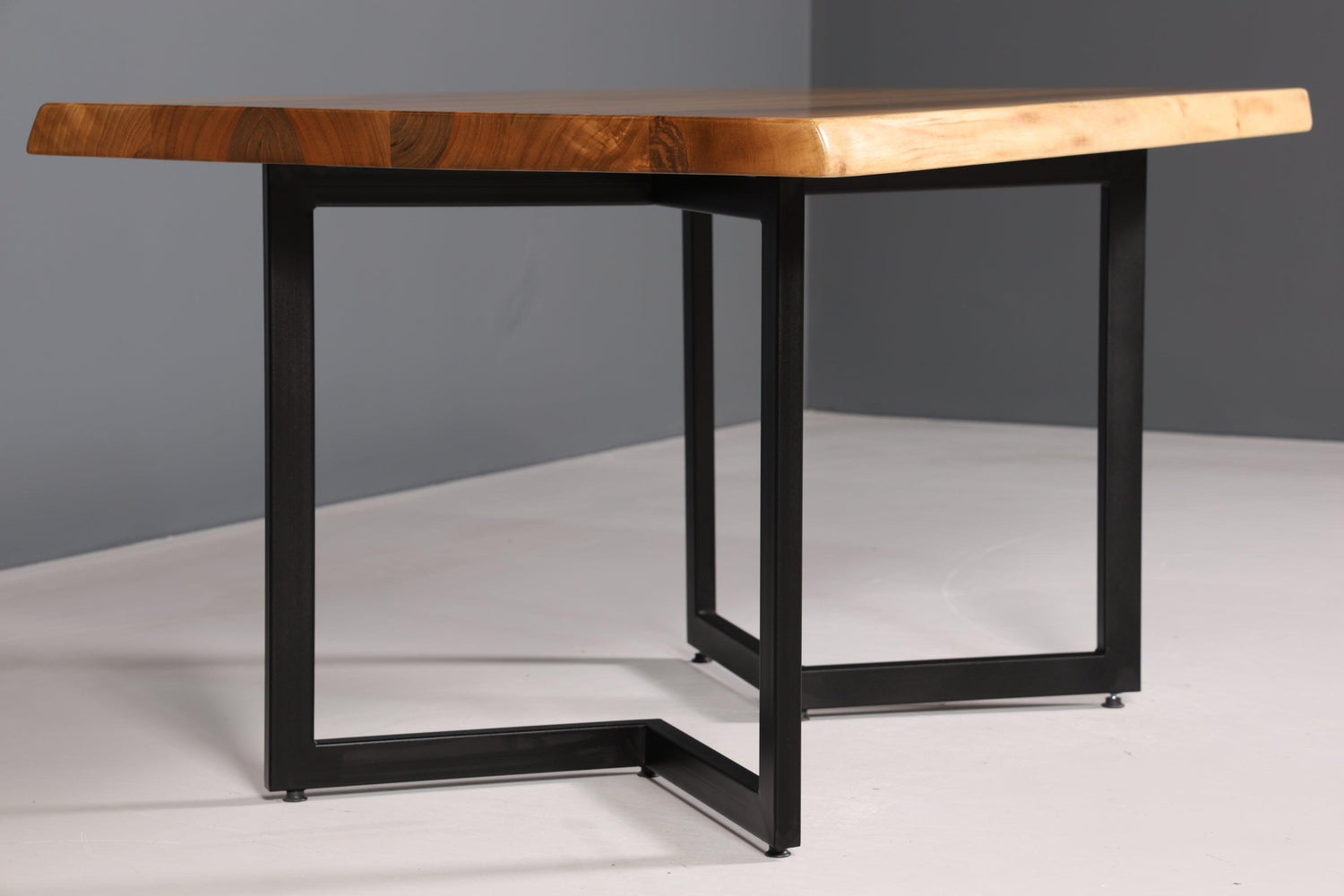 Stilvoller Nussbaum Tisch 140-90cm Esszimmer Tisch Baumkanten Platte massiv Holz Küchentisch