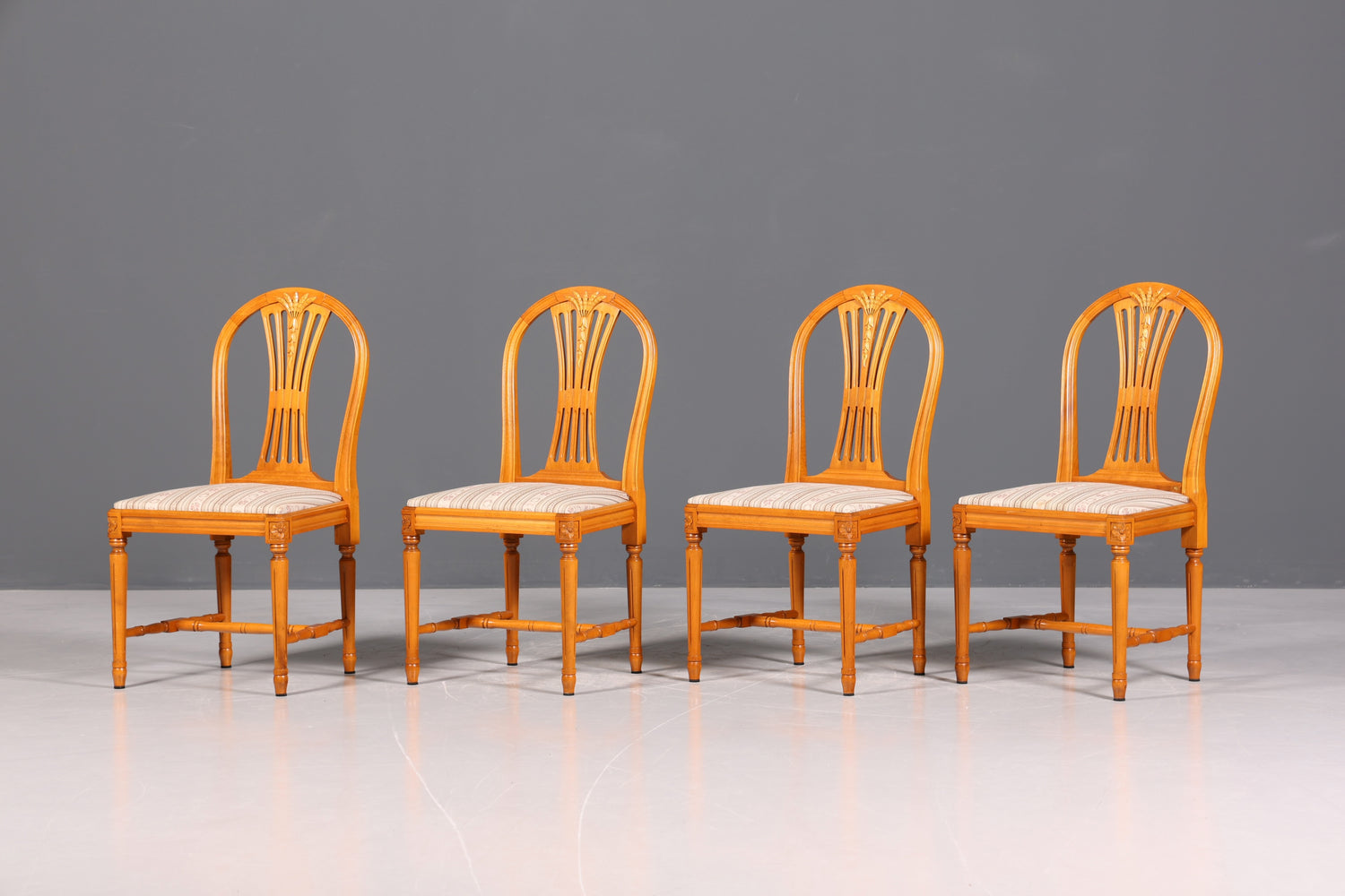 Ensemble de 4 chaises de style gustavien, chaises de cuisine anglaises, chaises de salle à manger de style antique