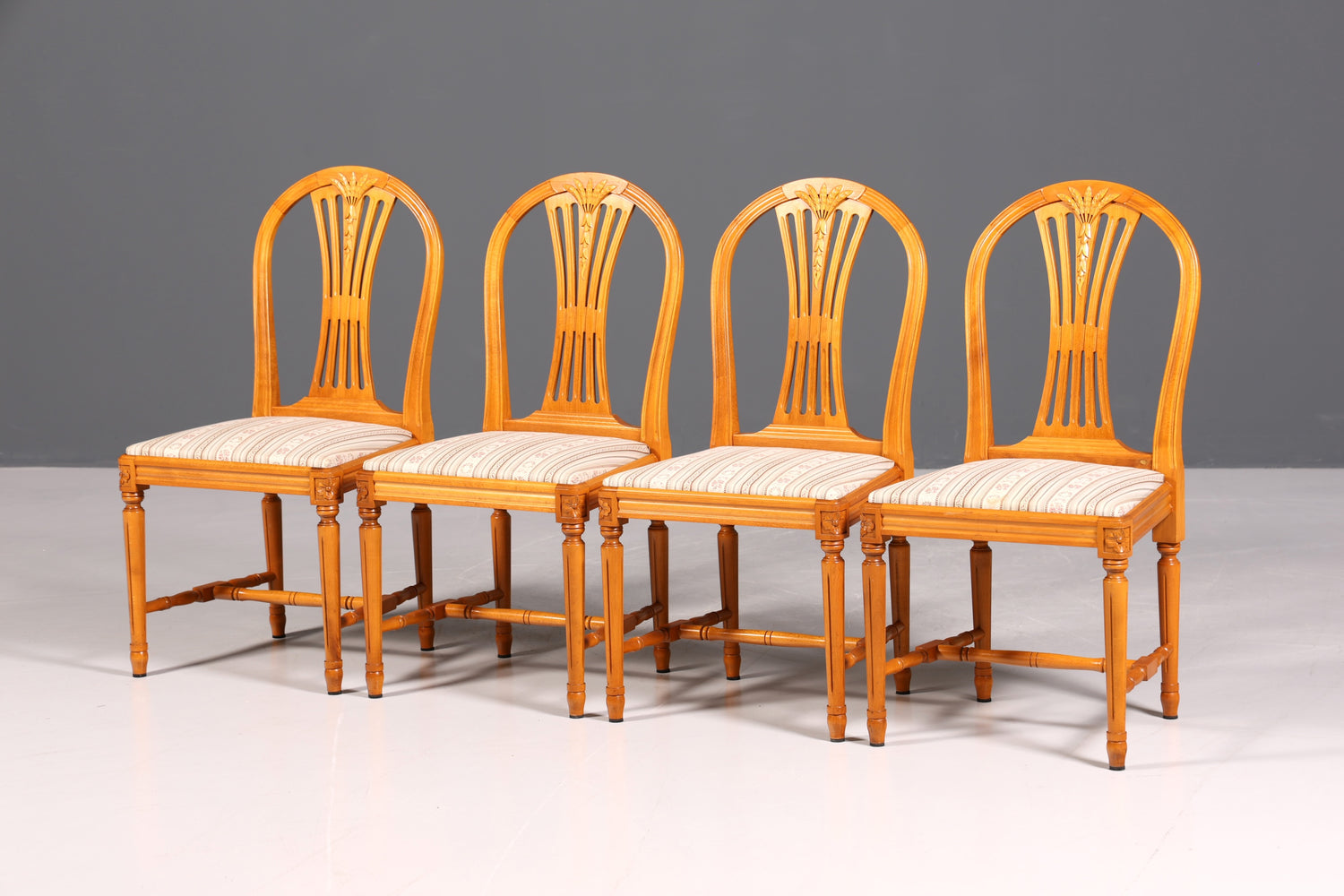 Ensemble de 4 chaises de style gustavien, chaises de cuisine anglaises, chaises de salle à manger de style antique