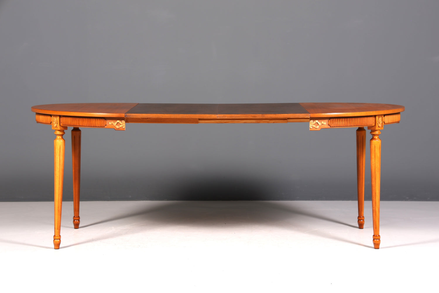 Belle table de cuisine extensible de style gustavien, table de salle à manger en if de style ancien